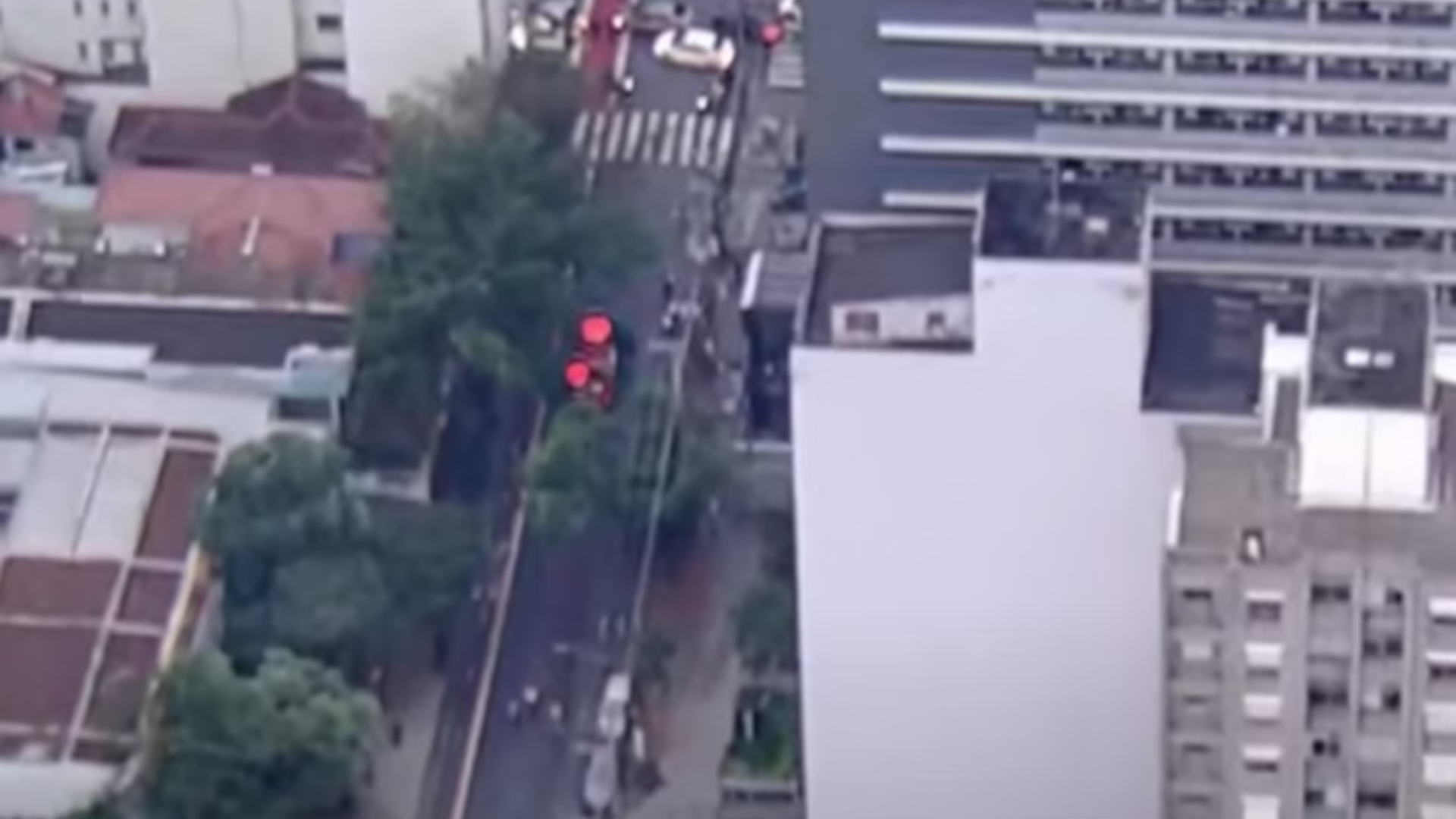 Durante temporal, homem morre após árvore atingir carro, no Centro de São Paulo