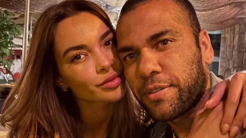 Esposa de Daniel Alves se manifesta após absolvição do marido: ‘Morder a língua’