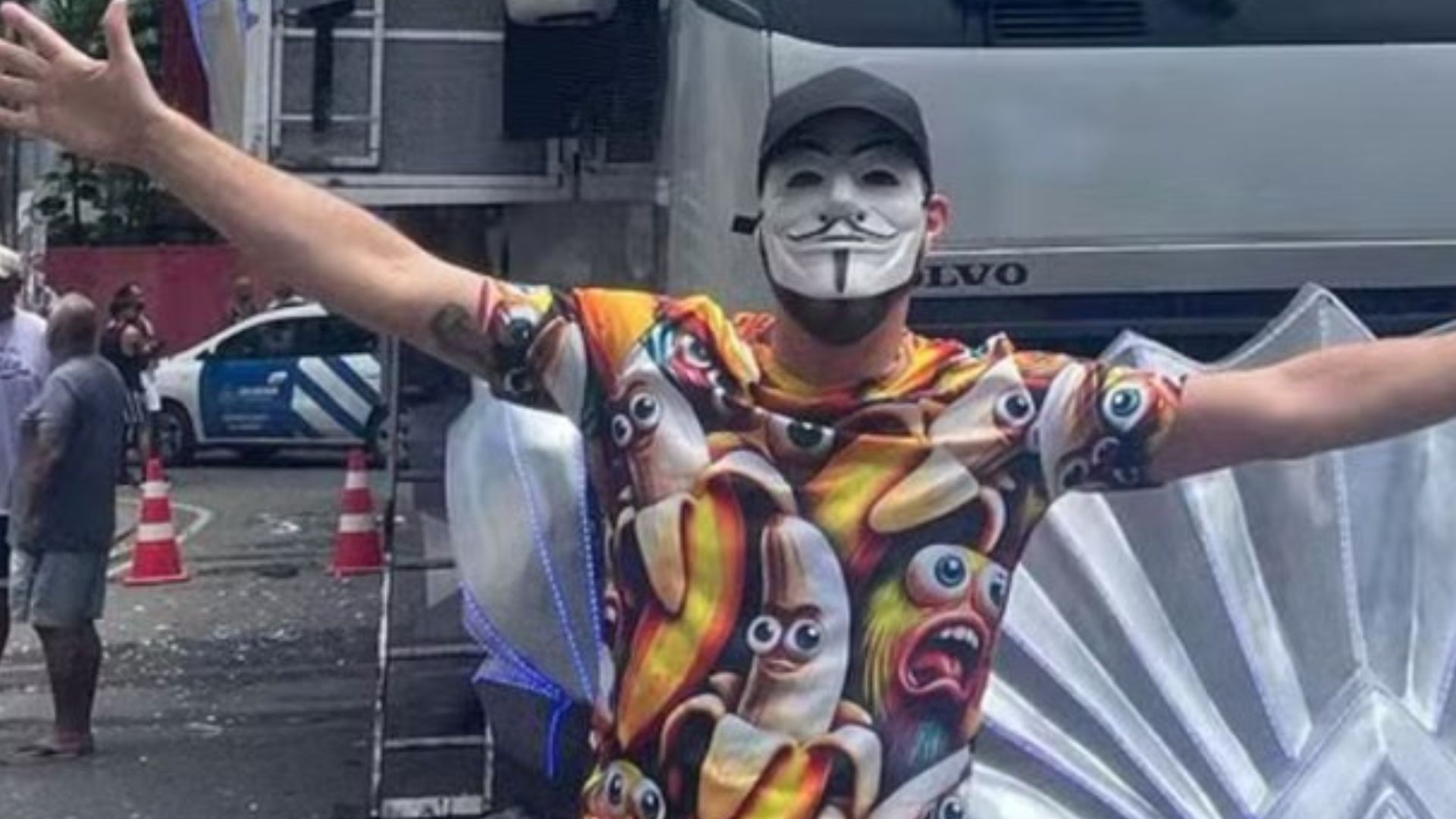 Até ele? Disfarçado, famoso se mistura com multidão em trio da Ivete Sangalo