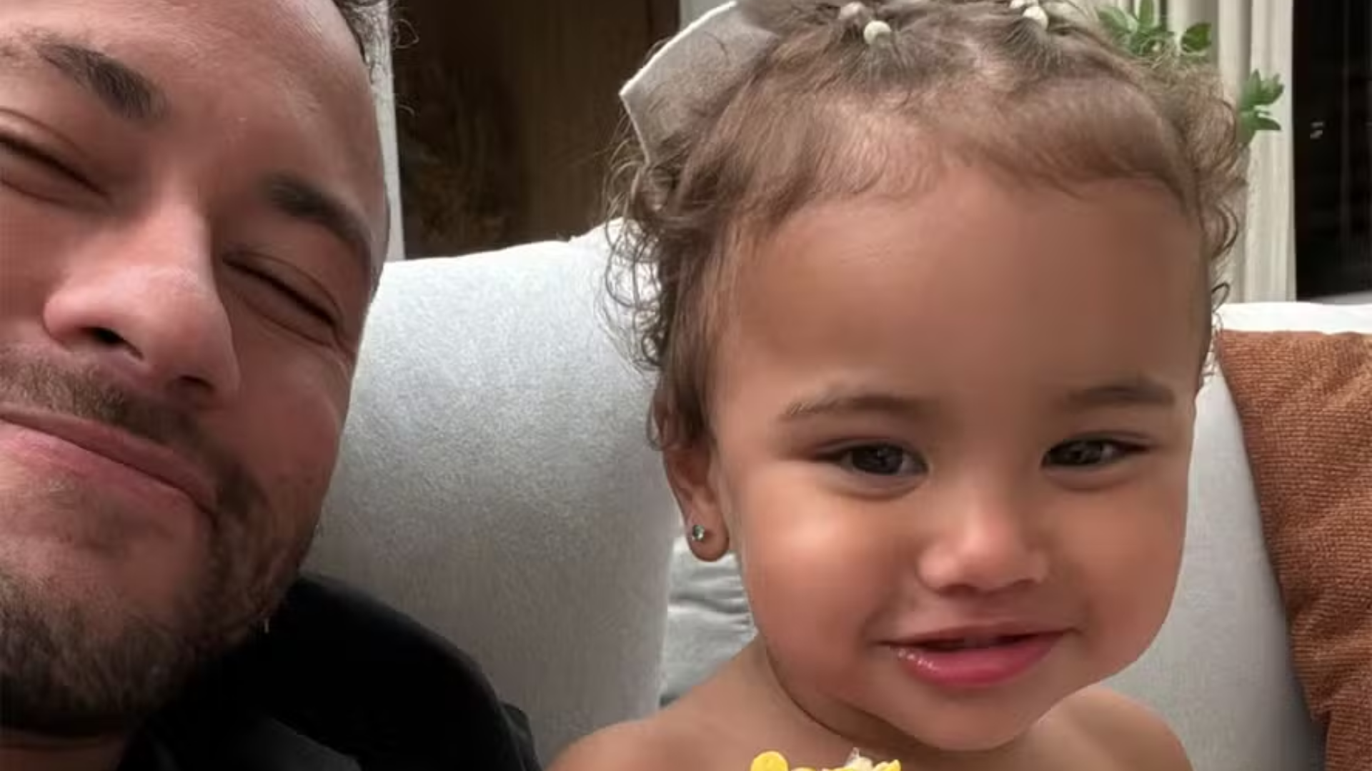 Evitando falar das polêmicas, Neymar publica foto fofa com a filha, Mavie