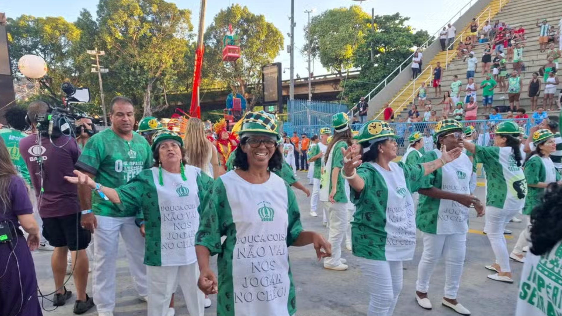 Império Serrano desfila sem fantasias e cruza Sapucaí às lágrimas após incêndio