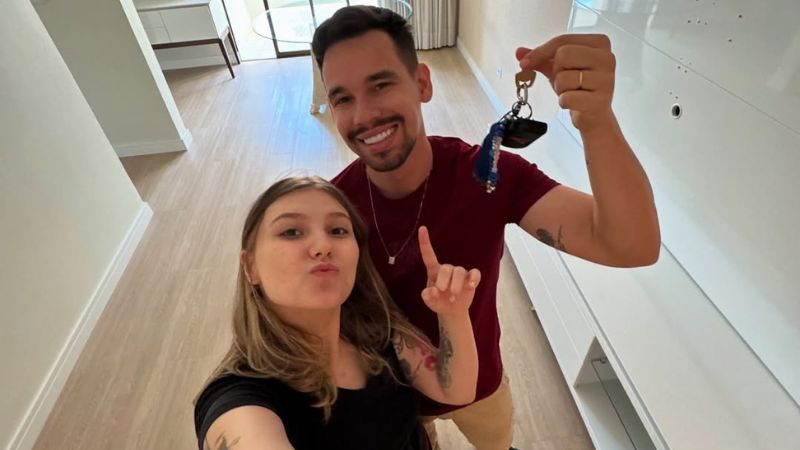 Isabel Veloso e marido comemoram mudança para nova casa após período delicado