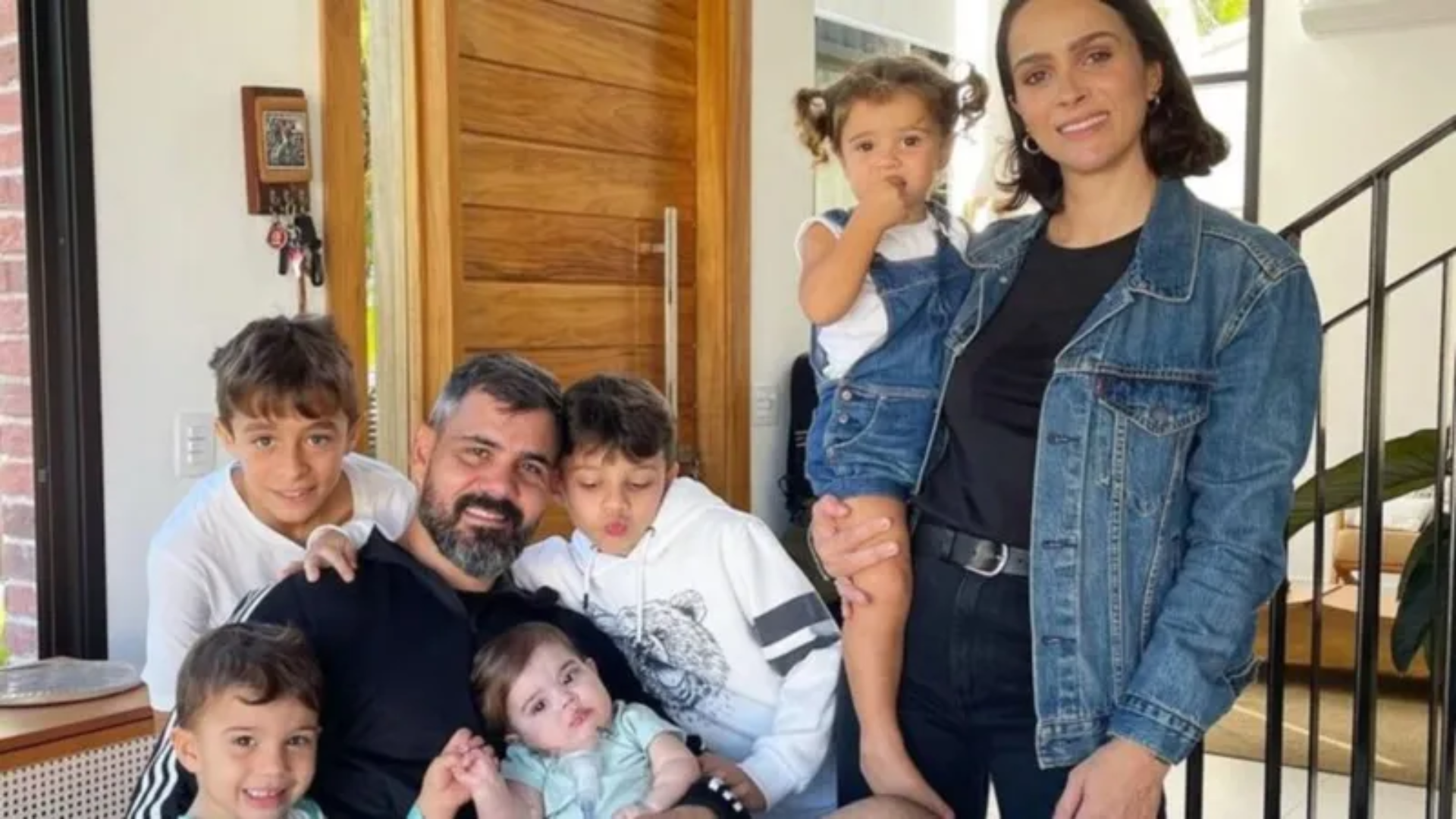 Juliano Cazarré e esposa pedem orações para a filha que enfrenta nova internação