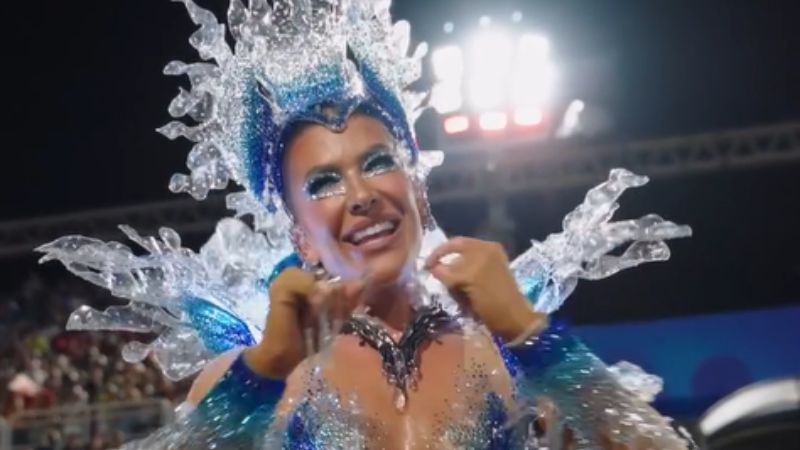 Lore Improta leva tombo durante desfile na Sapucaí e reage: ‘Caí com tudo’