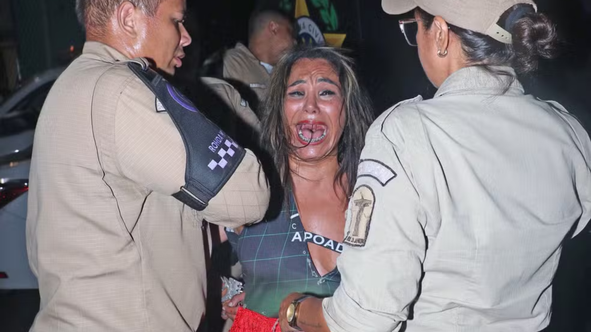 Mulher presa por morder pessoas em camarote na Sapucaí responde por 3 crimes