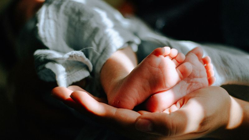 Mulheres descobrem que foram trocadas na maternidade após 40 anos; saiba mais