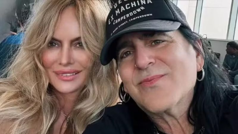 Noiva de cantor de rock morre ao cair de navio após discussão: ‘Coração partido’