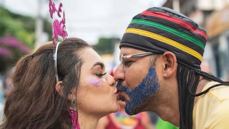 O que é a doença do beijo? Entenda os sintomas e saiba como se proteger no Carnaval