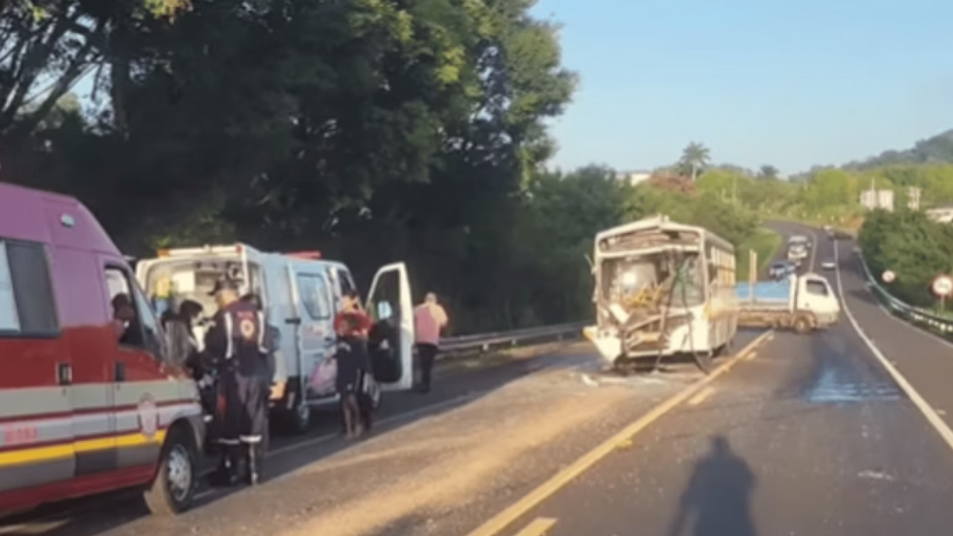 Ônibus escolar colide com caminhão bitrem; 14 estudantes são socorridos
