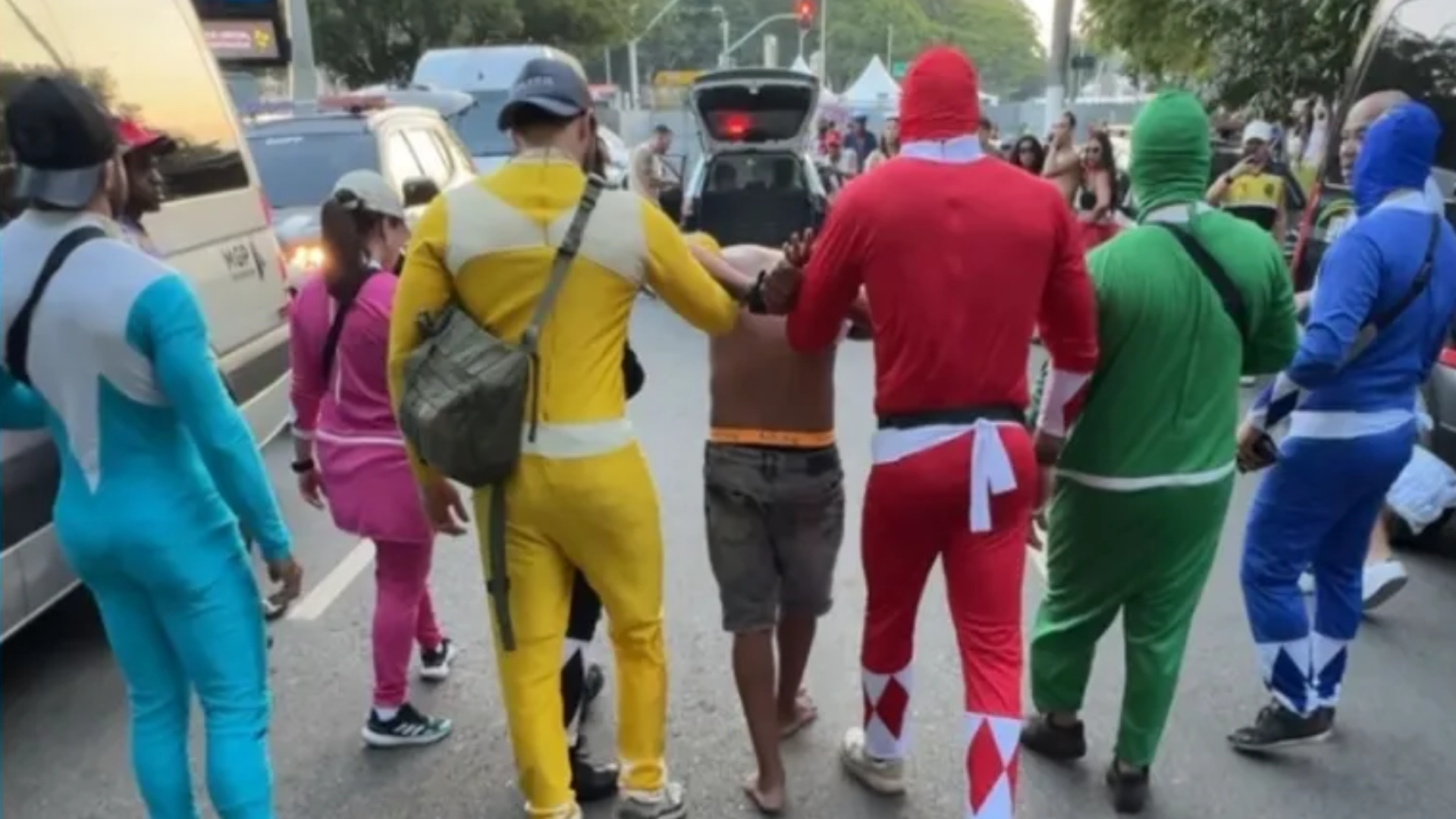 Polícia se fantasia de ‘Power Rangers’ para combate a furtos durante o Carnaval