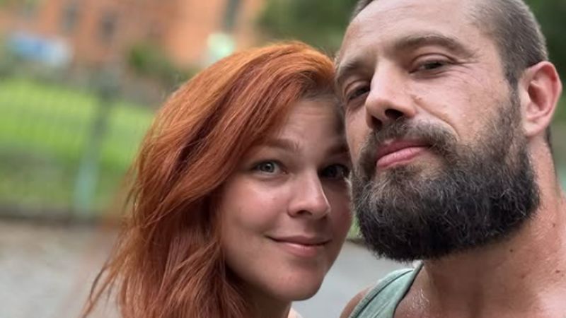 Rafael Cardoso posta foto com namorada após revelar vício em drogas: ‘Vida de verdade’