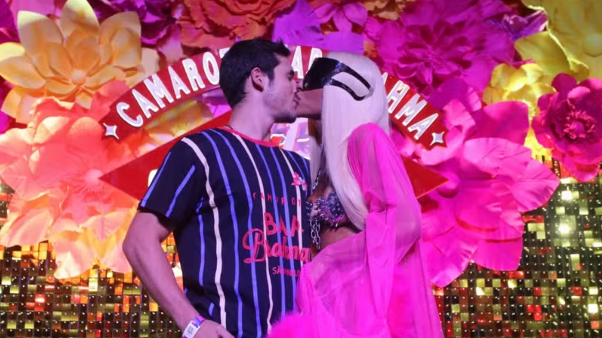 Sabrina Sato e Nicolas Prattes comemoram um ano juntos na avenida