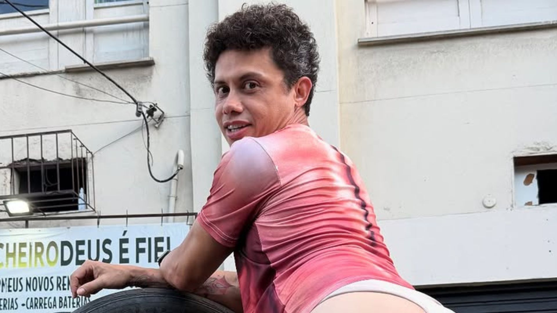 Silvero Pereira aposta em fio dental no Carnaval, recebe críticas e reage: ‘É meu’