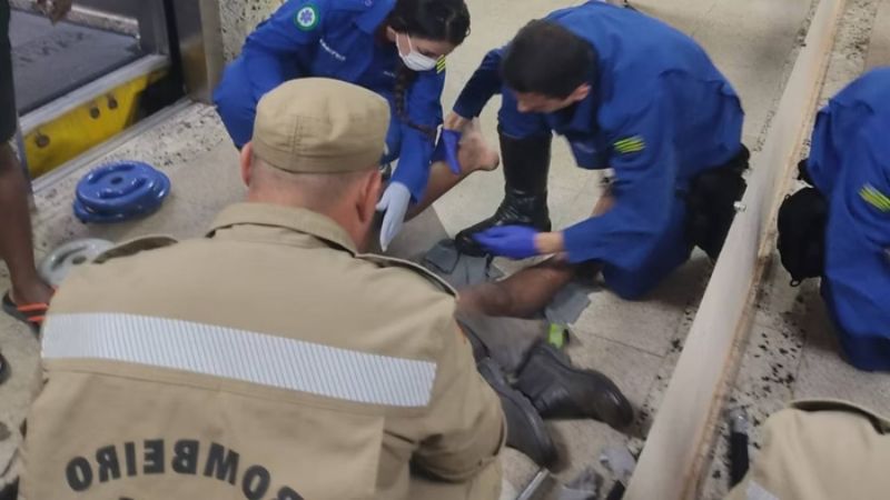 Trabalhador de 28 anos tem pernas esmagadas em acidente com elevador