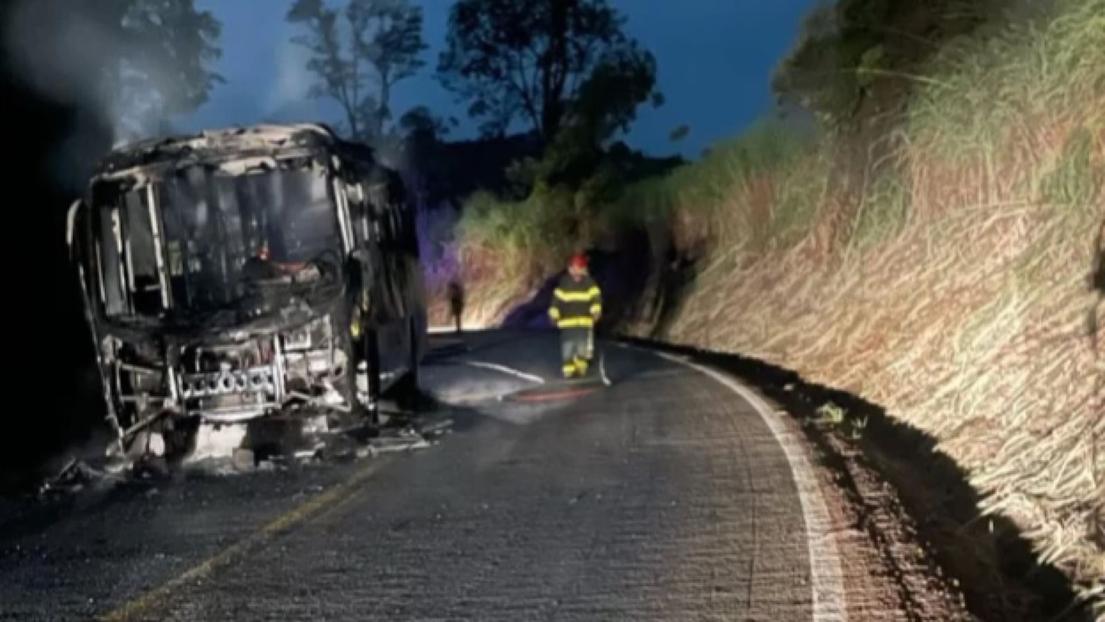 Ônibus que transportava universitários pega fogo em rodovia de Minas Gerais