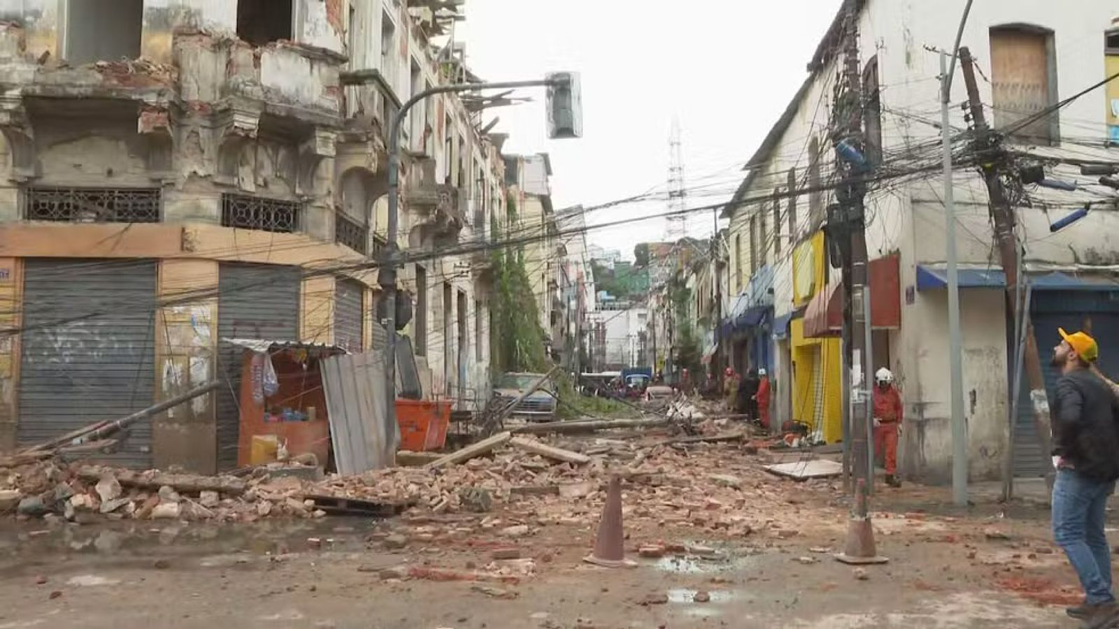 Homem morre após casarão desabar no Centro do Rio de Janeiro