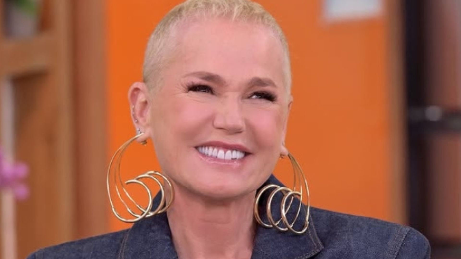 Xuxa completa 62 anos e recebe surpresa emocionante no ‘Mais Você’