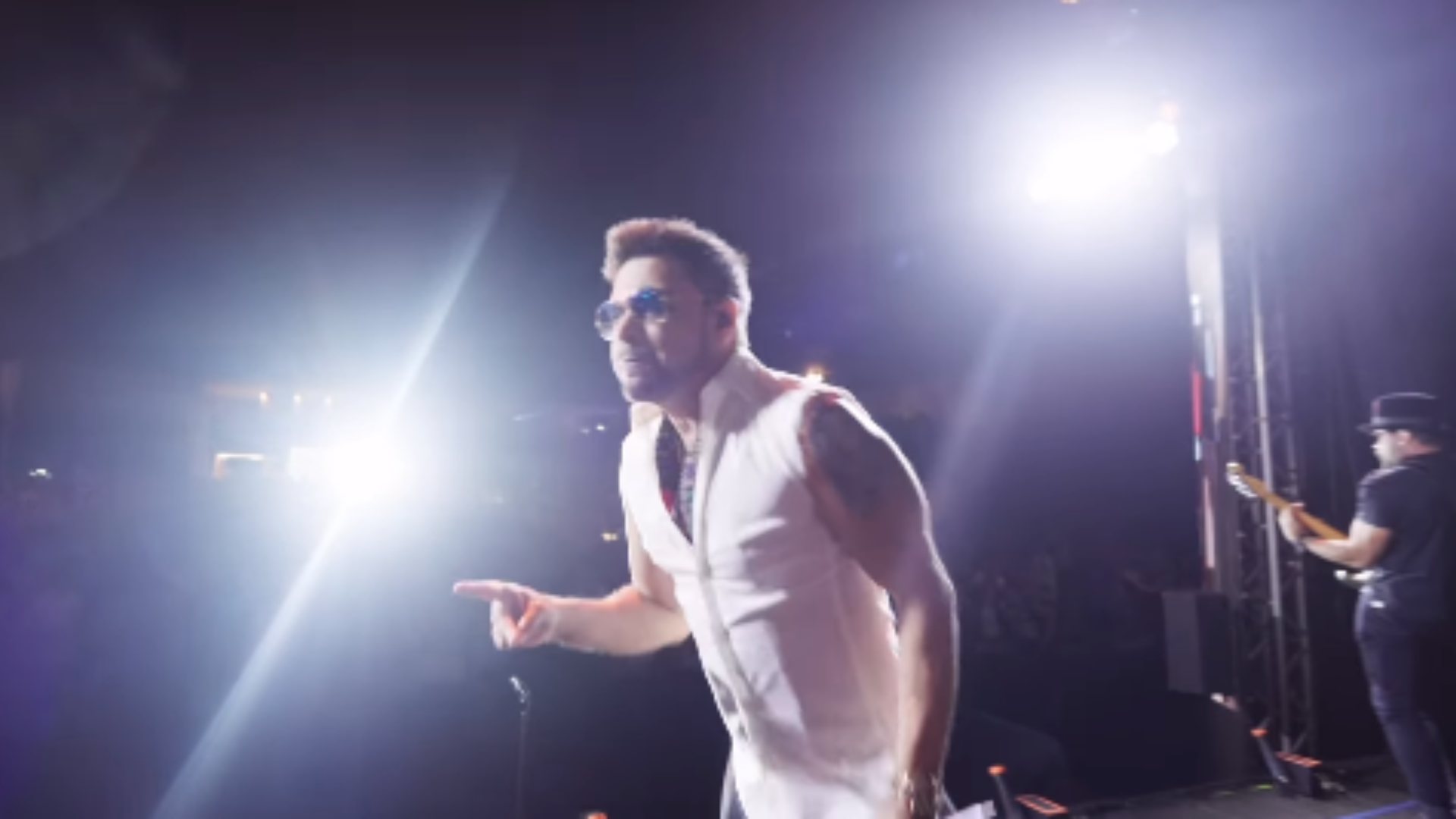 Zezé Di Camargo lança música sozinho nesta sexta (28)
