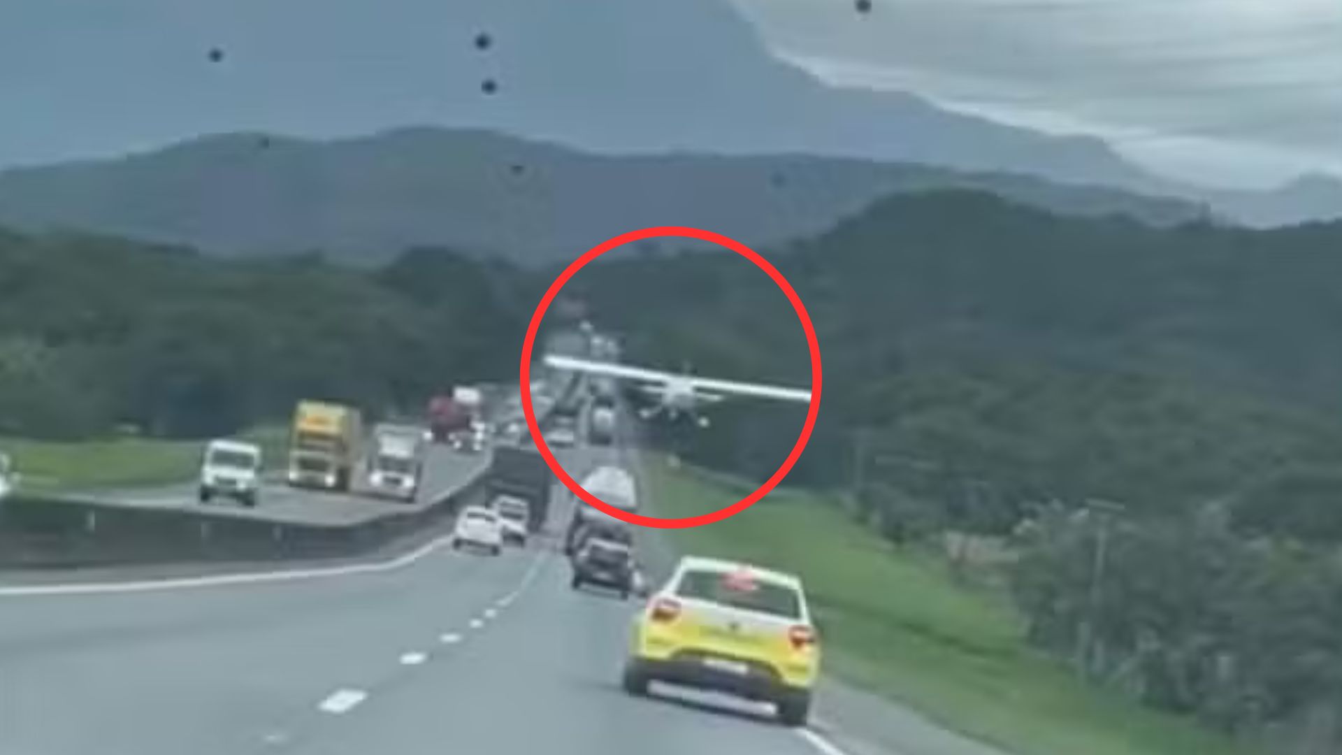 Avião faz pouso de emergência entre carros em Santa Catarina