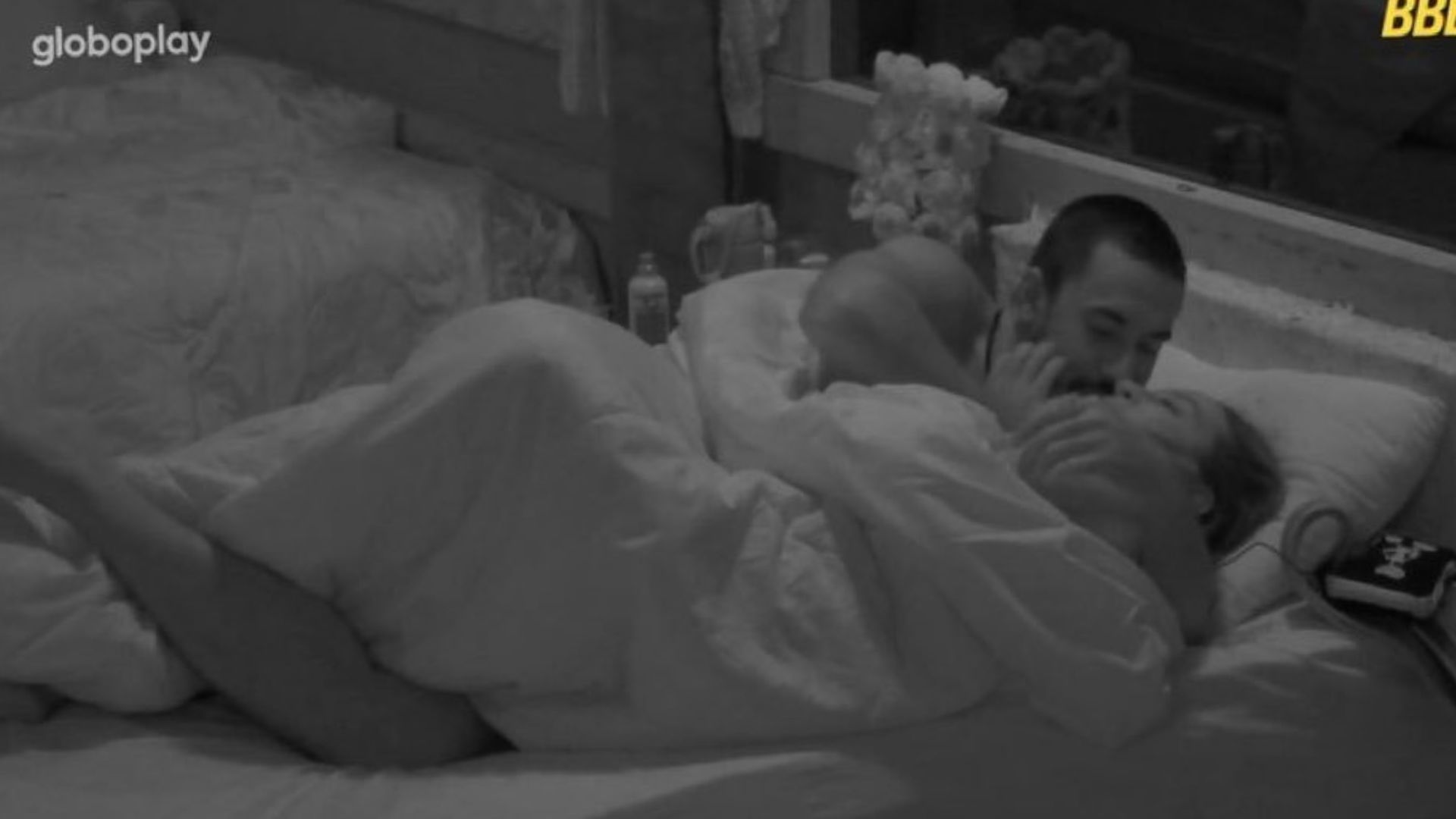 BBB 25: Após beijo, Maike e Renata movimentam edredom e recebem bronca: ‘Mãos’