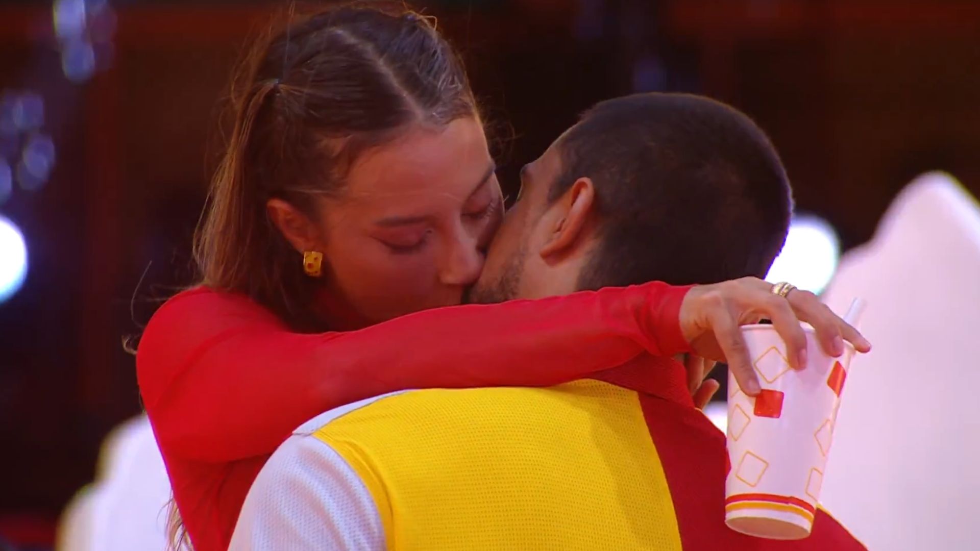 BBB 25: Maike e Renata trocam beijos quentes em festa: ‘Você beija bem’
