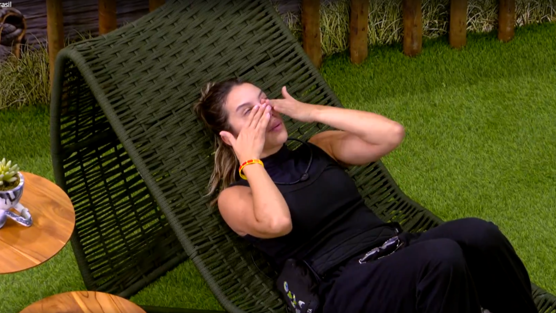 BBB 25: Sem aliados, Renata cai no choro e recebe apoio de rivais: ‘Cansada’
