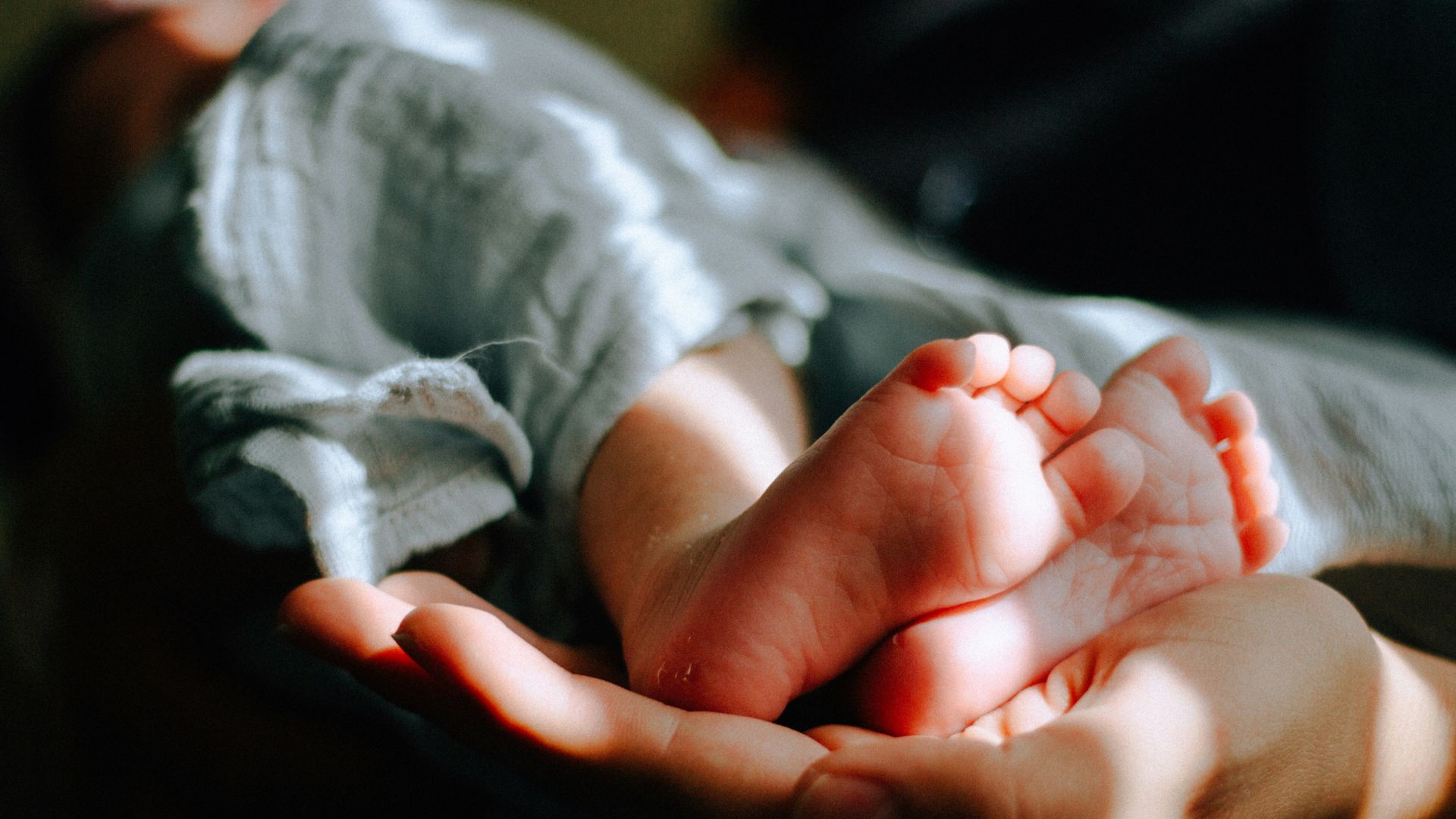 Bebê de 1 ano morre com sinais de abuso e tortura; mãe e padrasto são detidos