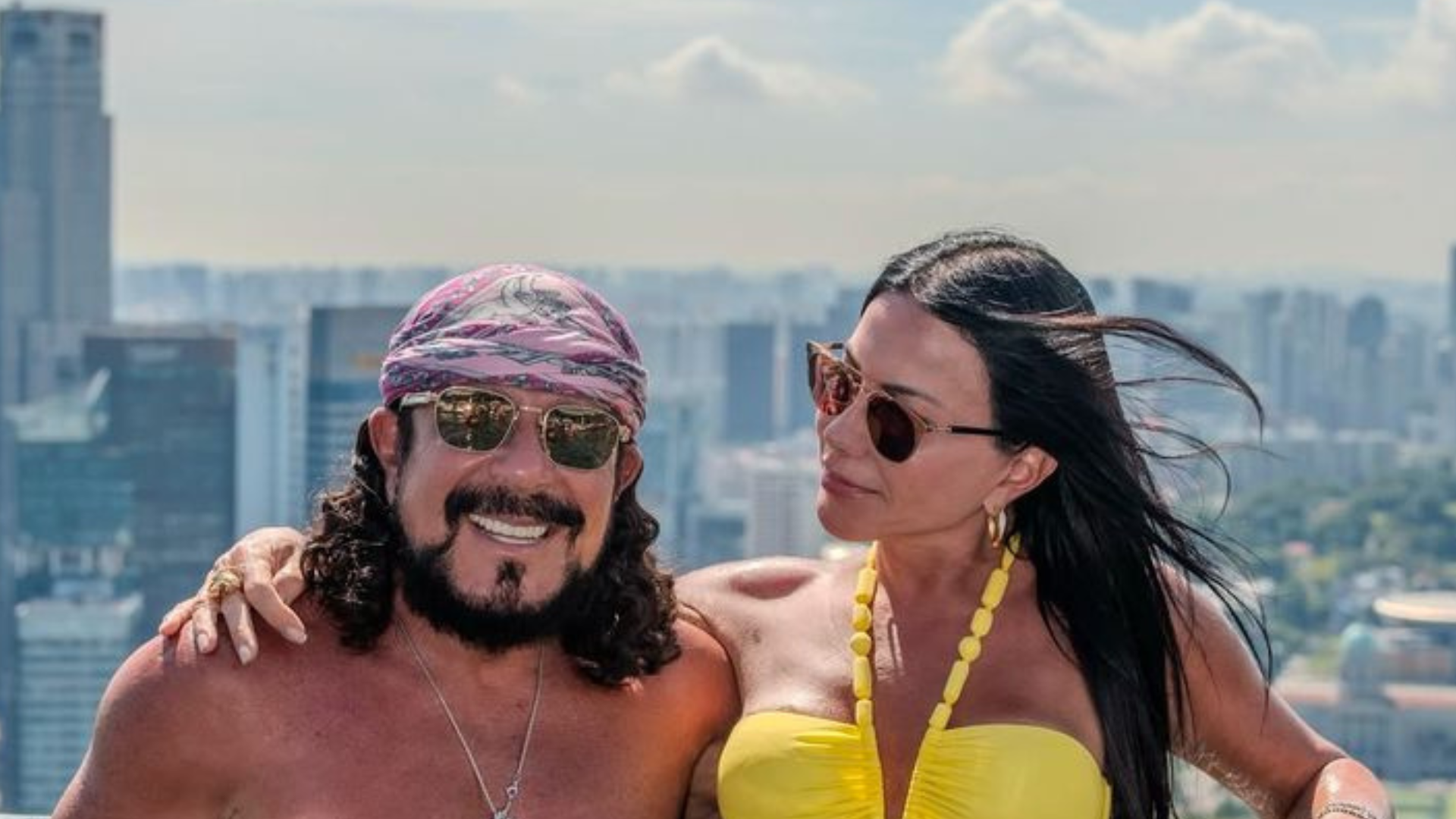 Em Singapura, Bell Marques encara piscina nas alturas com a esposa: ‘Caramba’