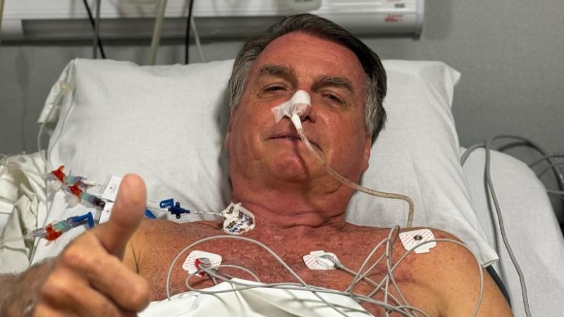 Bolsonaro tem detalhes da cirurgia revelados pela esposa, Michelle: ‘Continua’