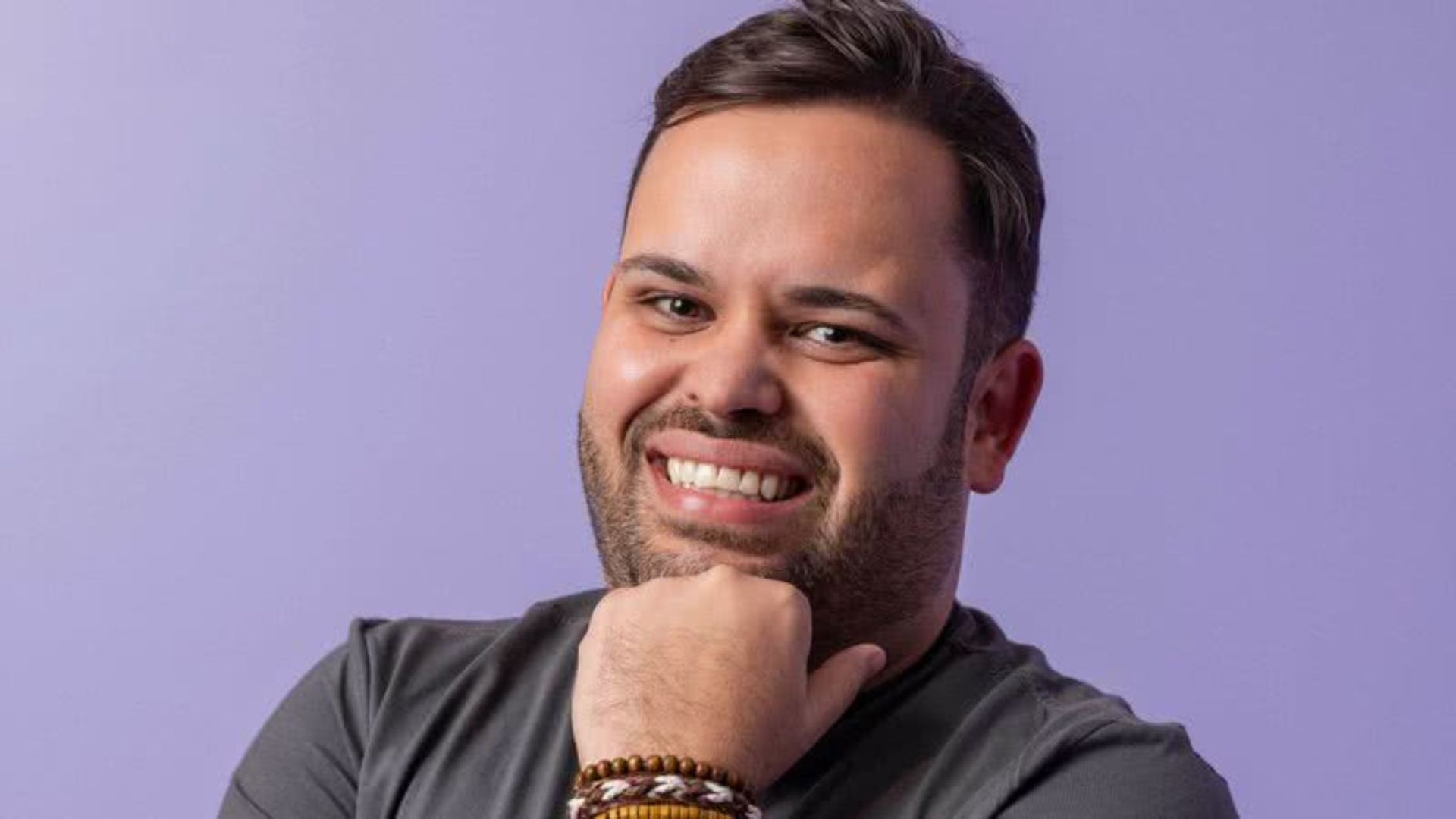 Ex-BBB Michel relembra frustração após saída do reality: ‘Ruim da cabeça’