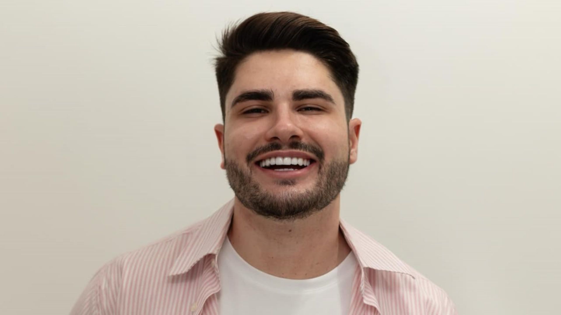 Lucas Souza rebate críticas por investir em carreira no teatro: ‘Do exército para a internet’