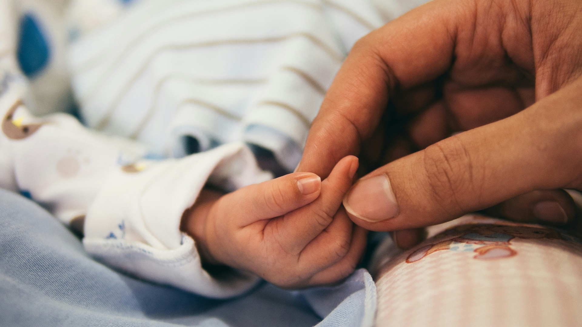 Casal mata a própria filha ao passar álcool na boca da bebê para ‘acalmá-la’