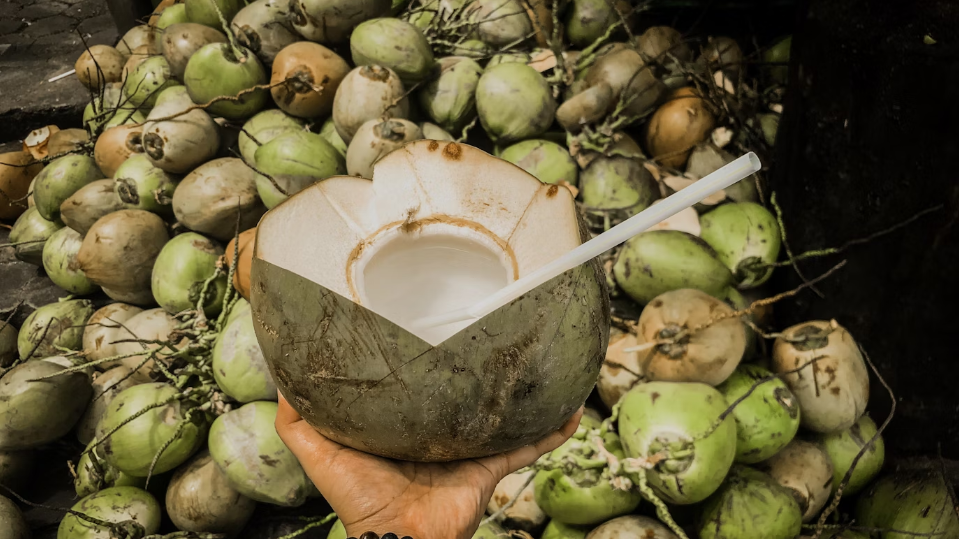Como assim? Homem morre depois de consumir água de coco podre