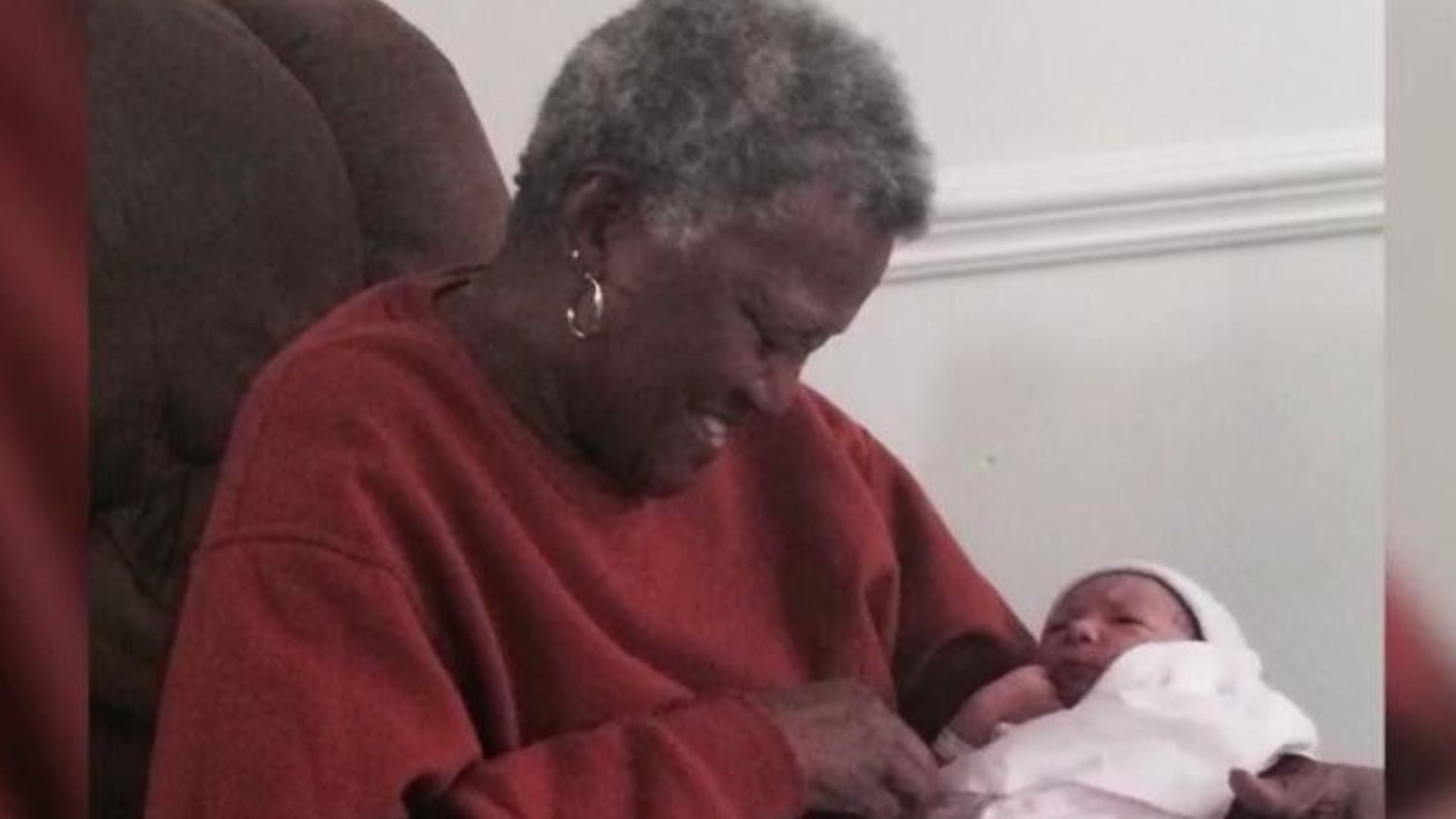 Mulher de 97 anos morre de hipotermia após ser deixada em casa abandonada pela filha
