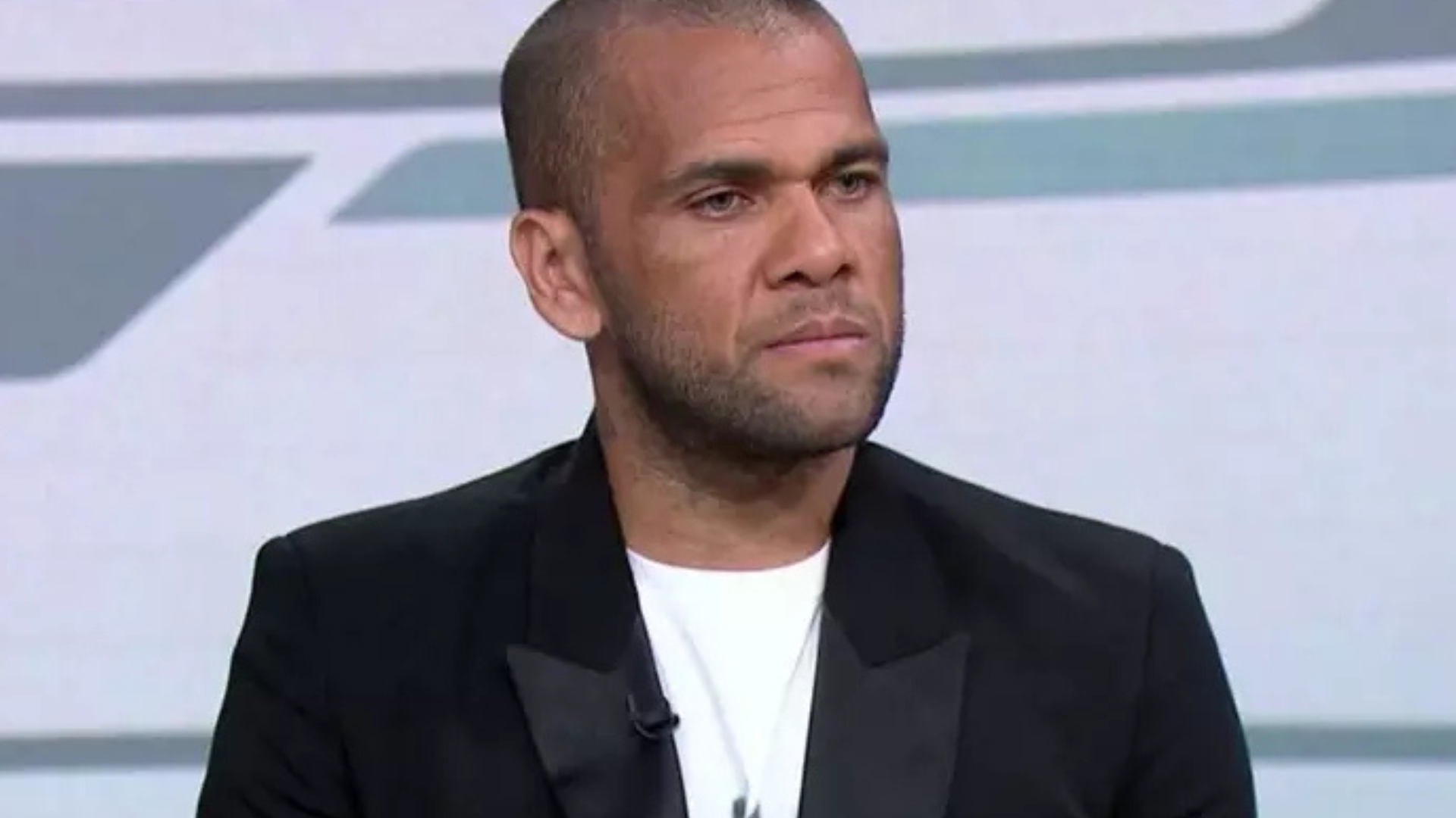 Daniel Alves recupera documentos e intriga com possível retorno ao Brasil
