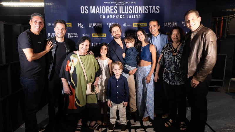 Déa Lúcia e Thales Bretas marcam presença em show de ilusionismo; veja fotos