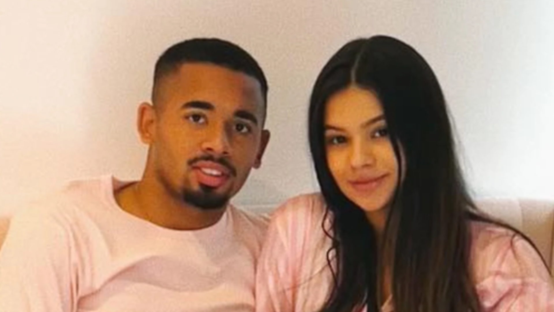 Esposa de Gabriel Jesus faz desabafo sobre gestação e rebate críticas: ‘Gente infeliz’