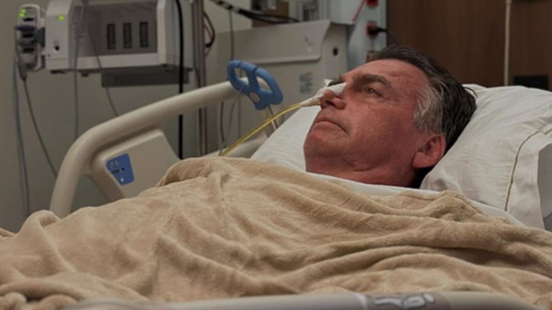 Filho de Bolsonaro desabafa sobre estado do pai: ‘Cirurgia mais complicada’