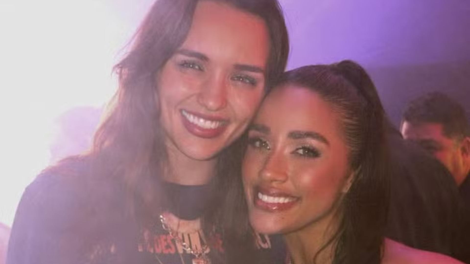 Gêmeas? Eva encontra Rafa Kalimann em show e brinca sobre semelhança: ‘Conferir de perto’