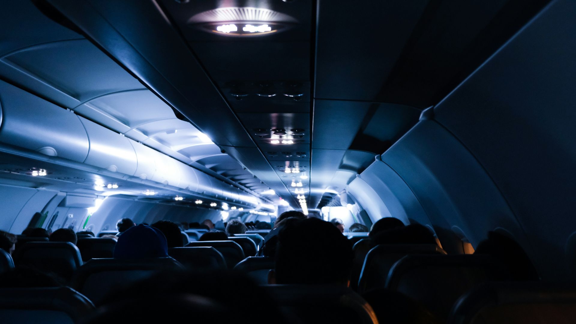 Homem tenta invadir cabine de avião e gera pânico entre passageiros
