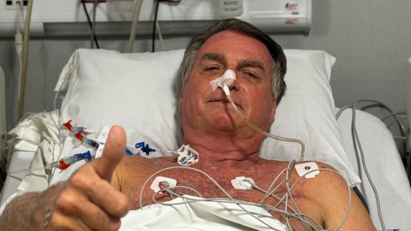 Jair Bolsonaro atualiza seu estado de saúde após internação: ‘Complicação no intestino’