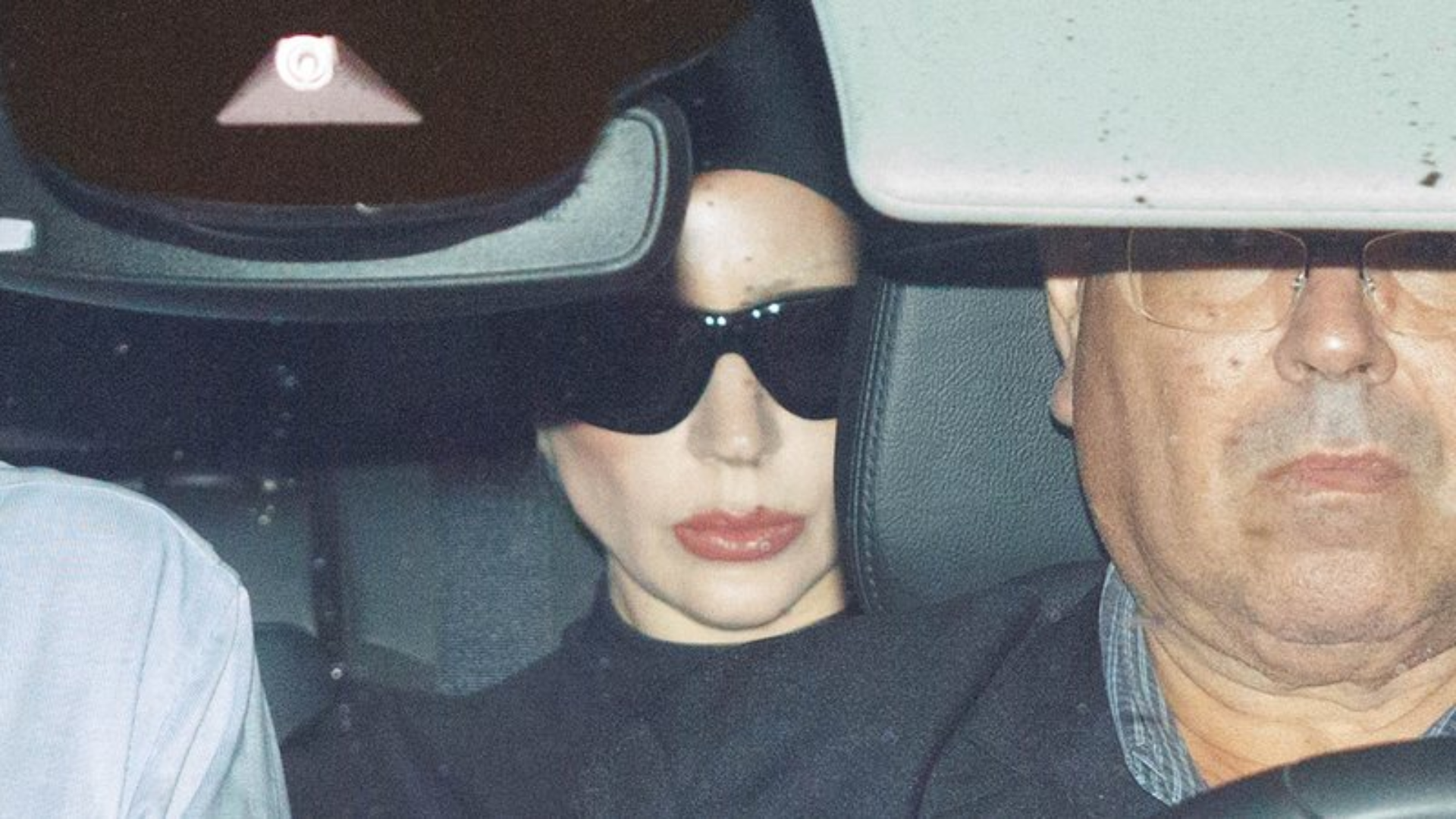 Lady Gaga chega ao Brasil e equipe faz ‘apagão’ em aeroporto para evitar fotos
