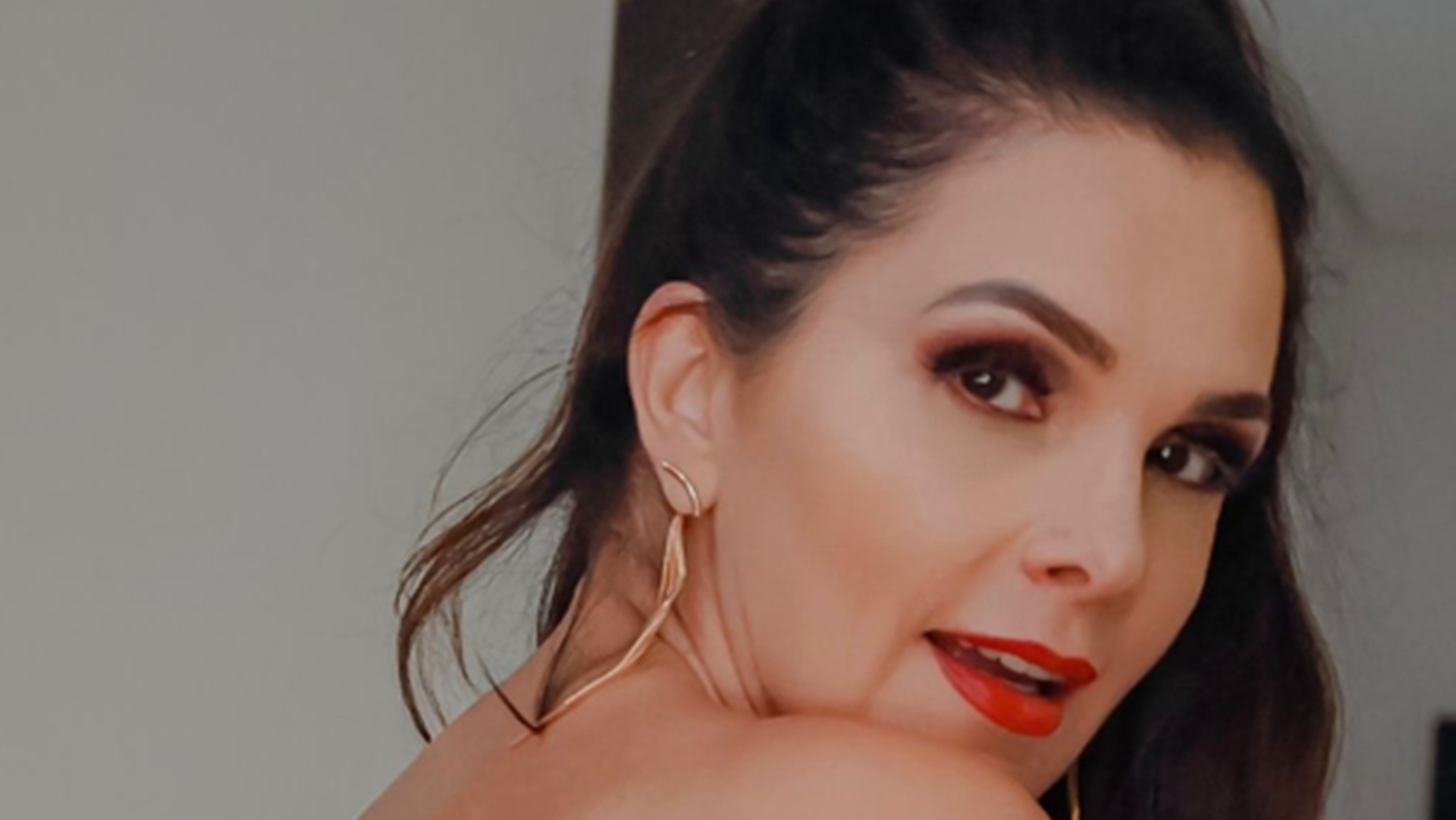 Luiza Ambiel revela desespero ao gravar filme adulto com ator gigante: ‘Um cinto que dá volta’