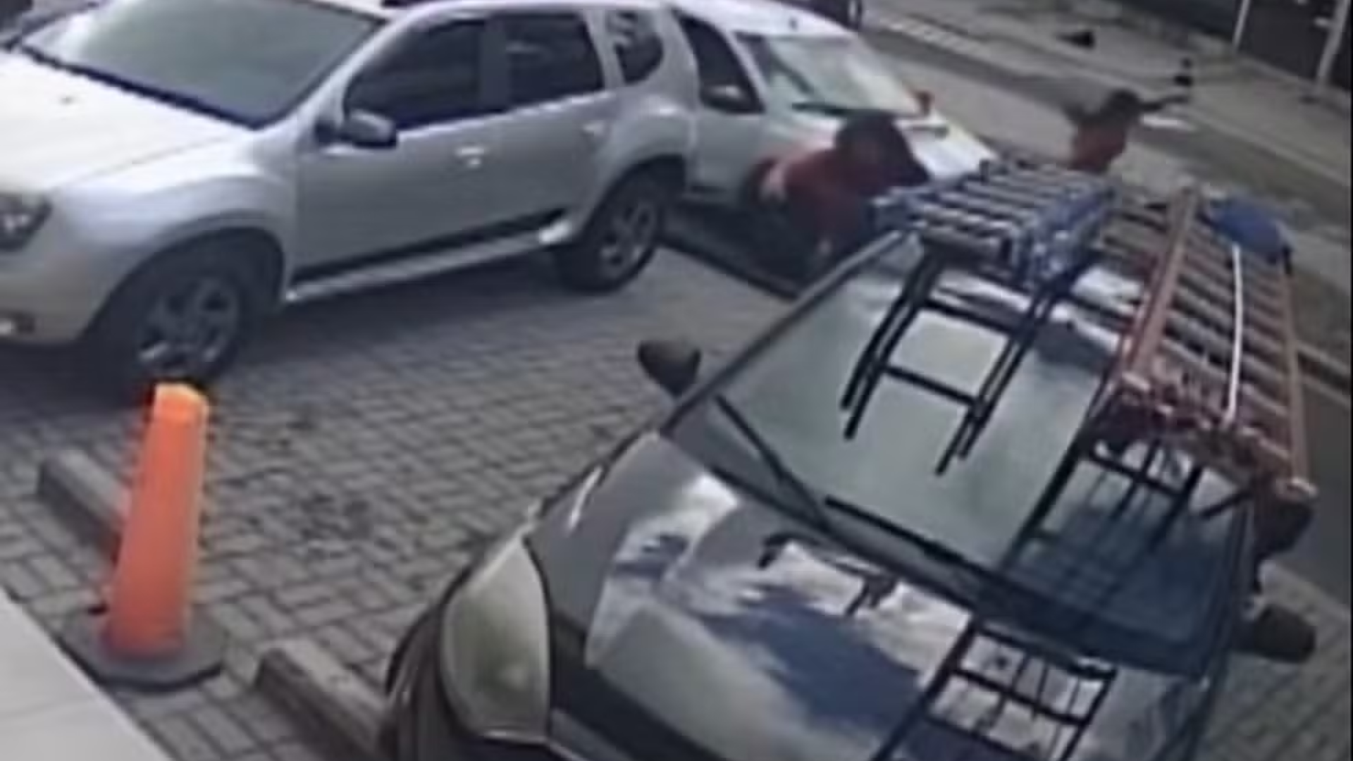 Vídeo: Mulher é rendida e tem carro roubado com sobrinha de 7 anos dentro do veículo