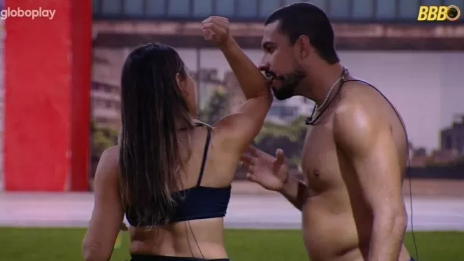 BBB25: Maike leva bronca da produção após mordida e puxão de cabelo em Renata