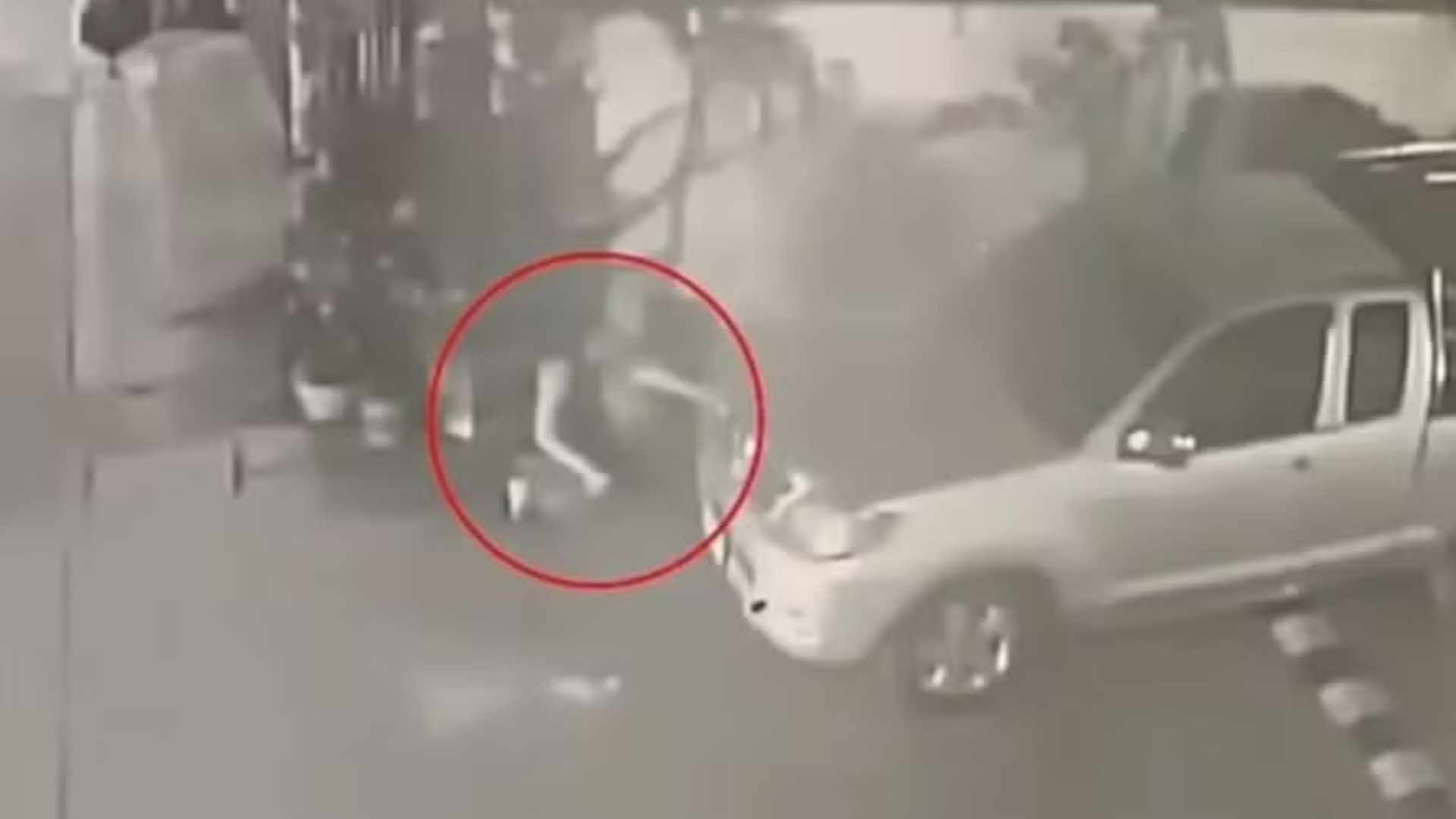 Mulher se esconde entre carros, dá à luz em festival e larga bebê no local; entenda