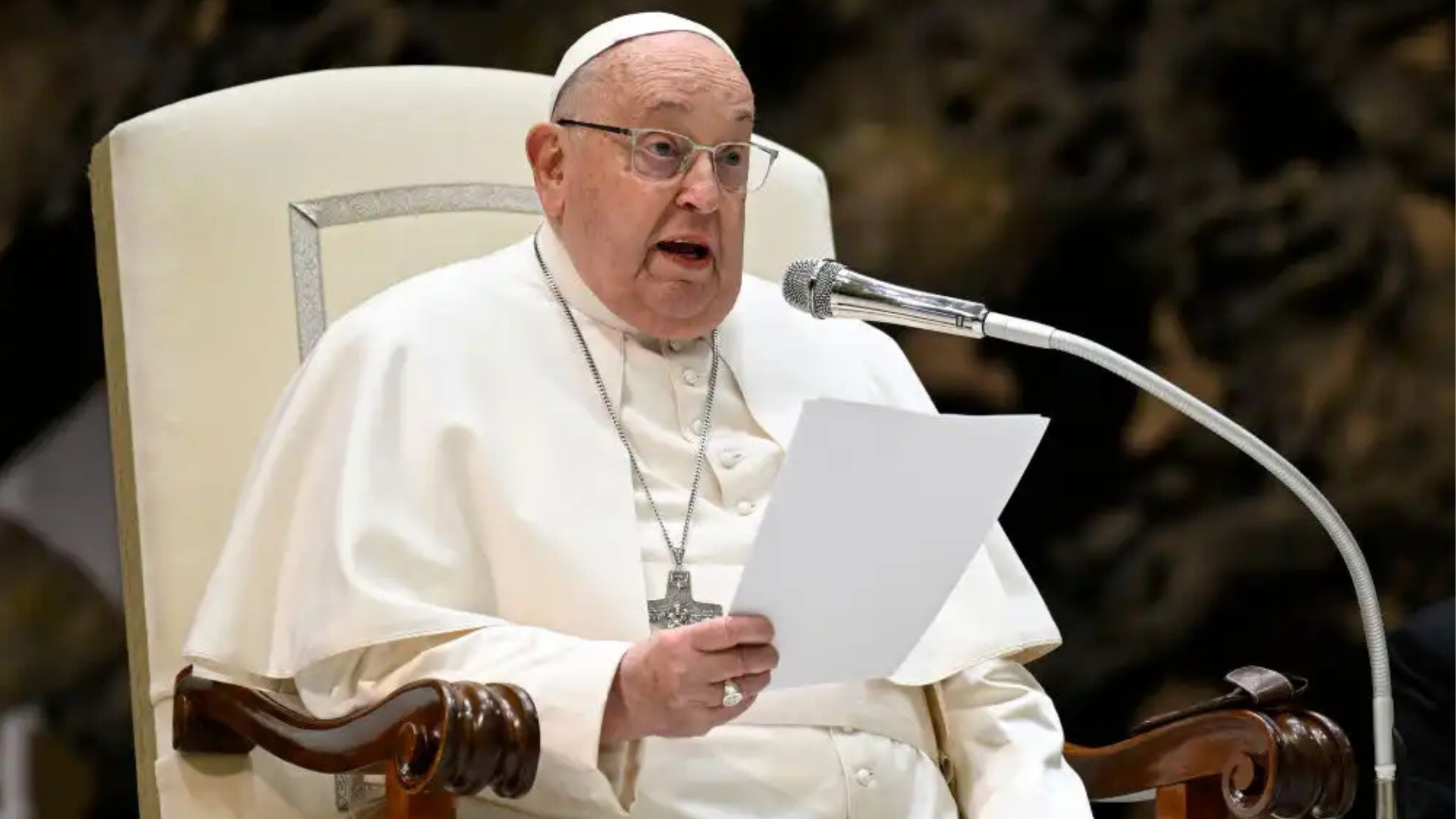 Papa Francisco mostra sinais de melhora e surpreende médicos: ‘Estável’