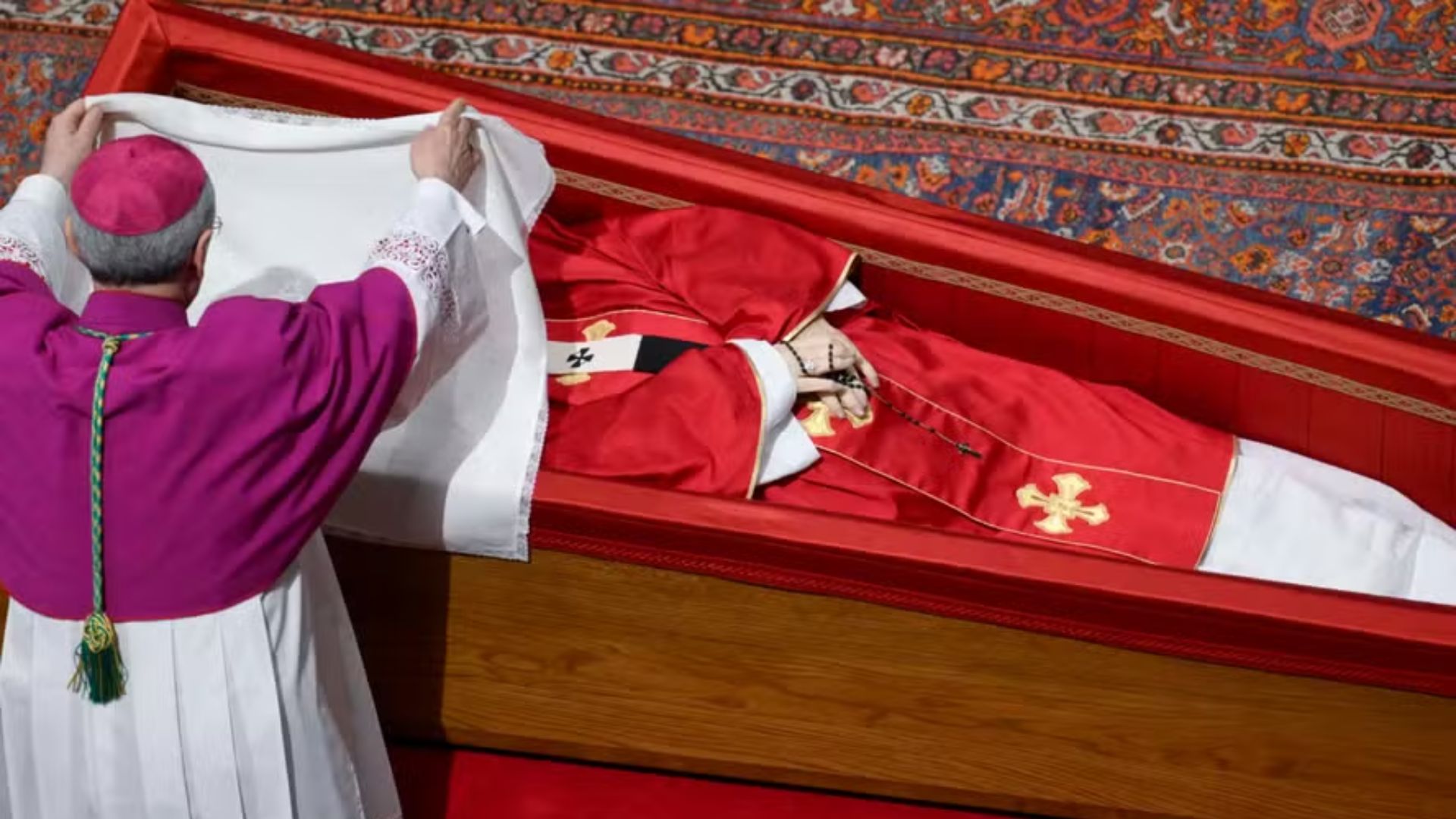 Papa Francisco é enterrado e recebe última homenagem no Vaticano