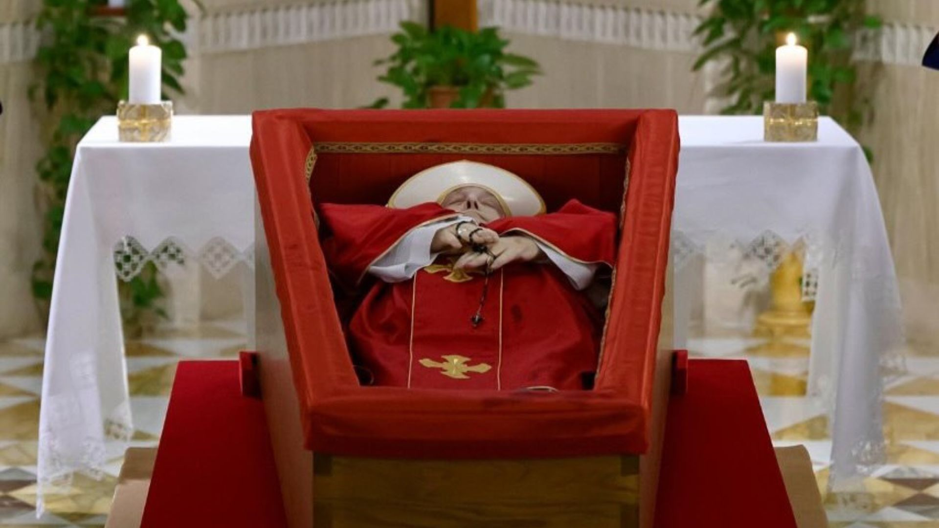 Primeiras imagens do papa Francisco no caixão são divulgadas pelo Vaticano