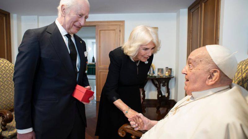 Rei Charles III presta homenagem a Papa Francisco após a sua morte: ‘Perda devastadora’